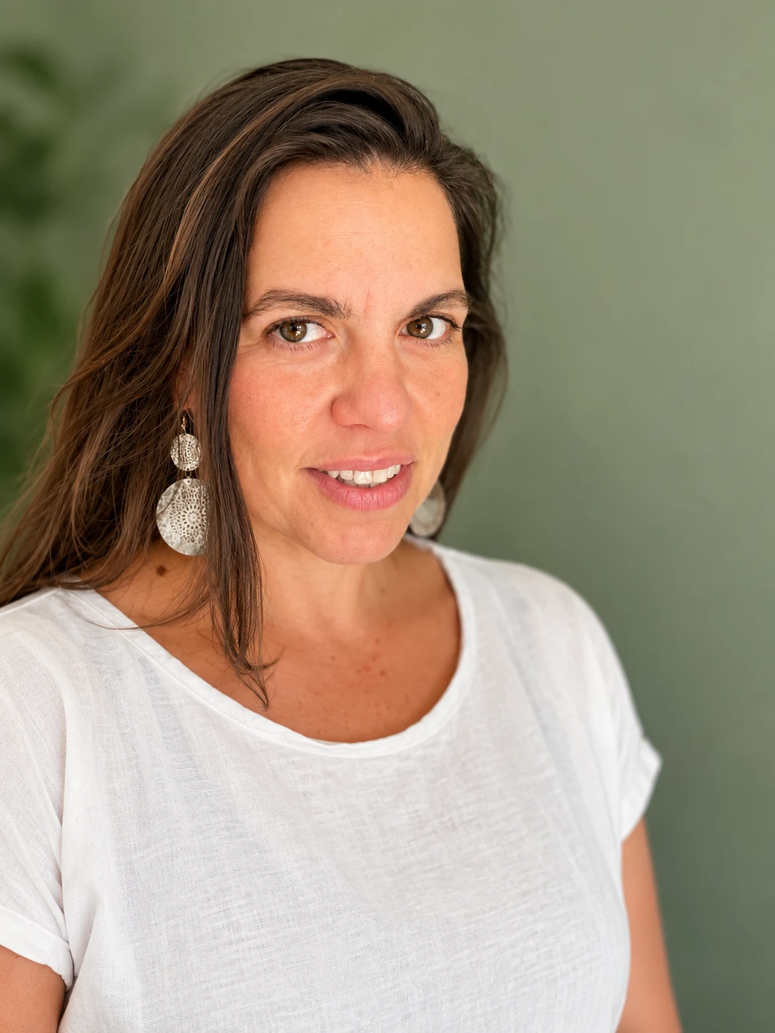 Mariana Wolfschoon vor einer ruhigen grünen Wand