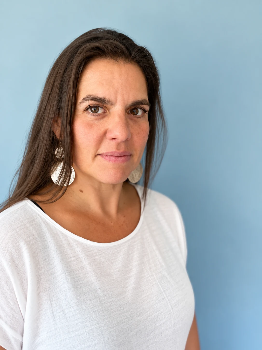 Mariana Wolfschoon vor einer hellblauen Wand